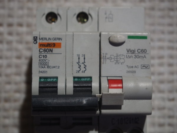 Disjoncteur  Bipolaire  MERLIN C60N C10 + Vigi C60 30mA AC