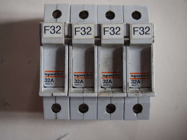 2 x Porte fusible sectionneur LEGRAND 011 27 4x32A