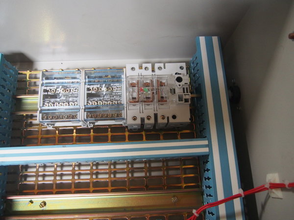 2) Armoire électrique 80 x 80 x 30 cm