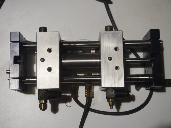 Vérin Ø16 guidage linéaire course 40mm amortisseurs détecteurs